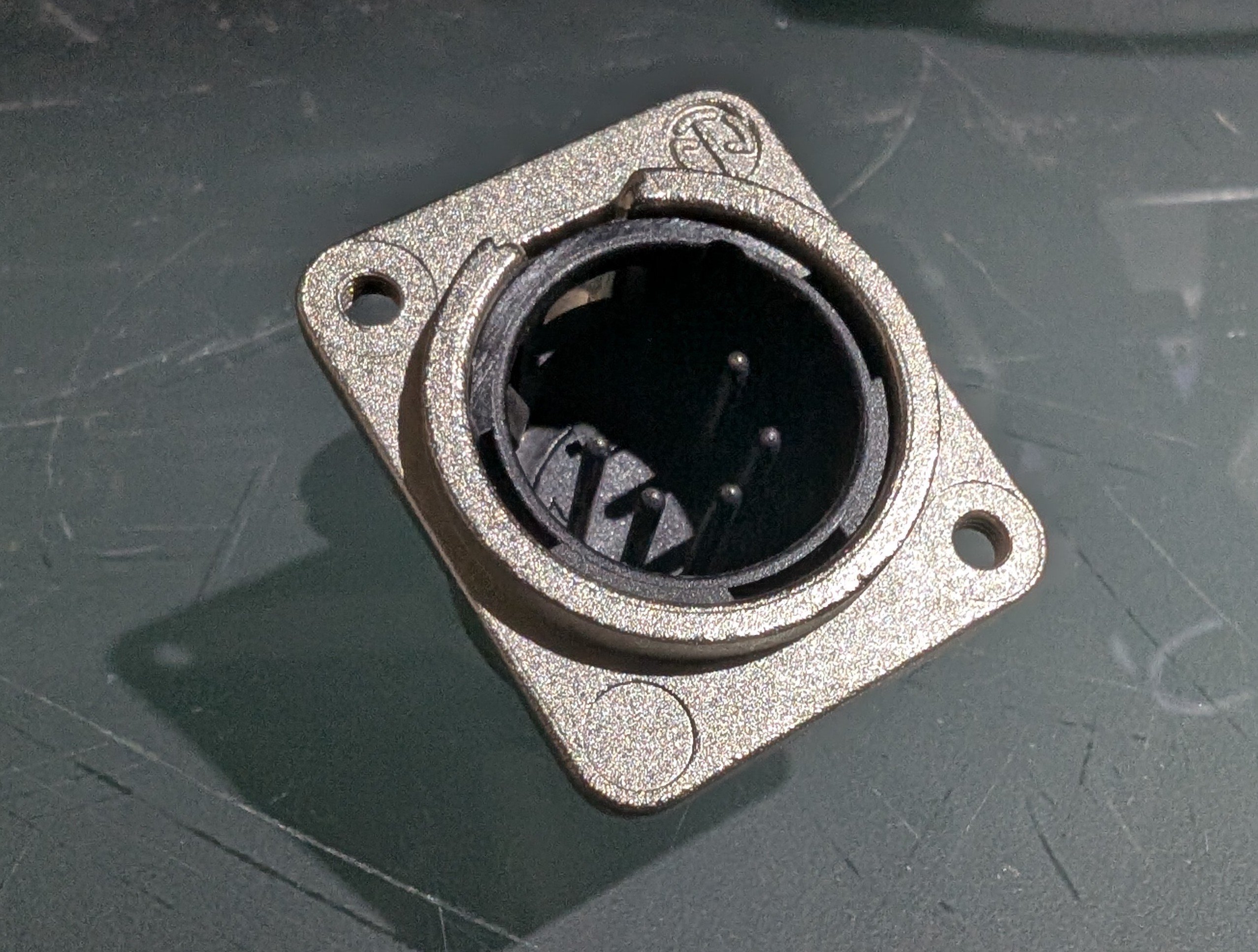 NC5MDM3-L-1 - 5 poliger Chassisstecker (B-Stock)